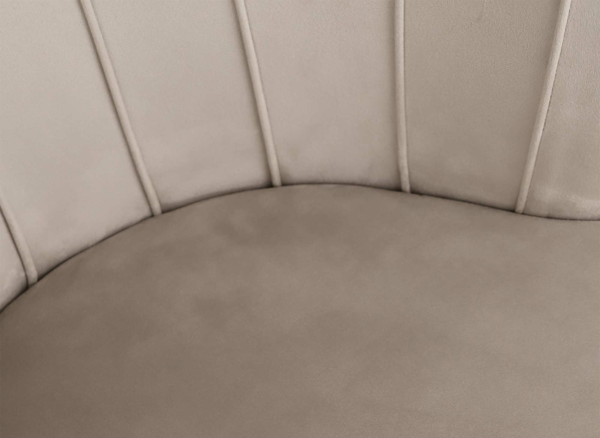 Fauteuil design en velours beige ROKIA