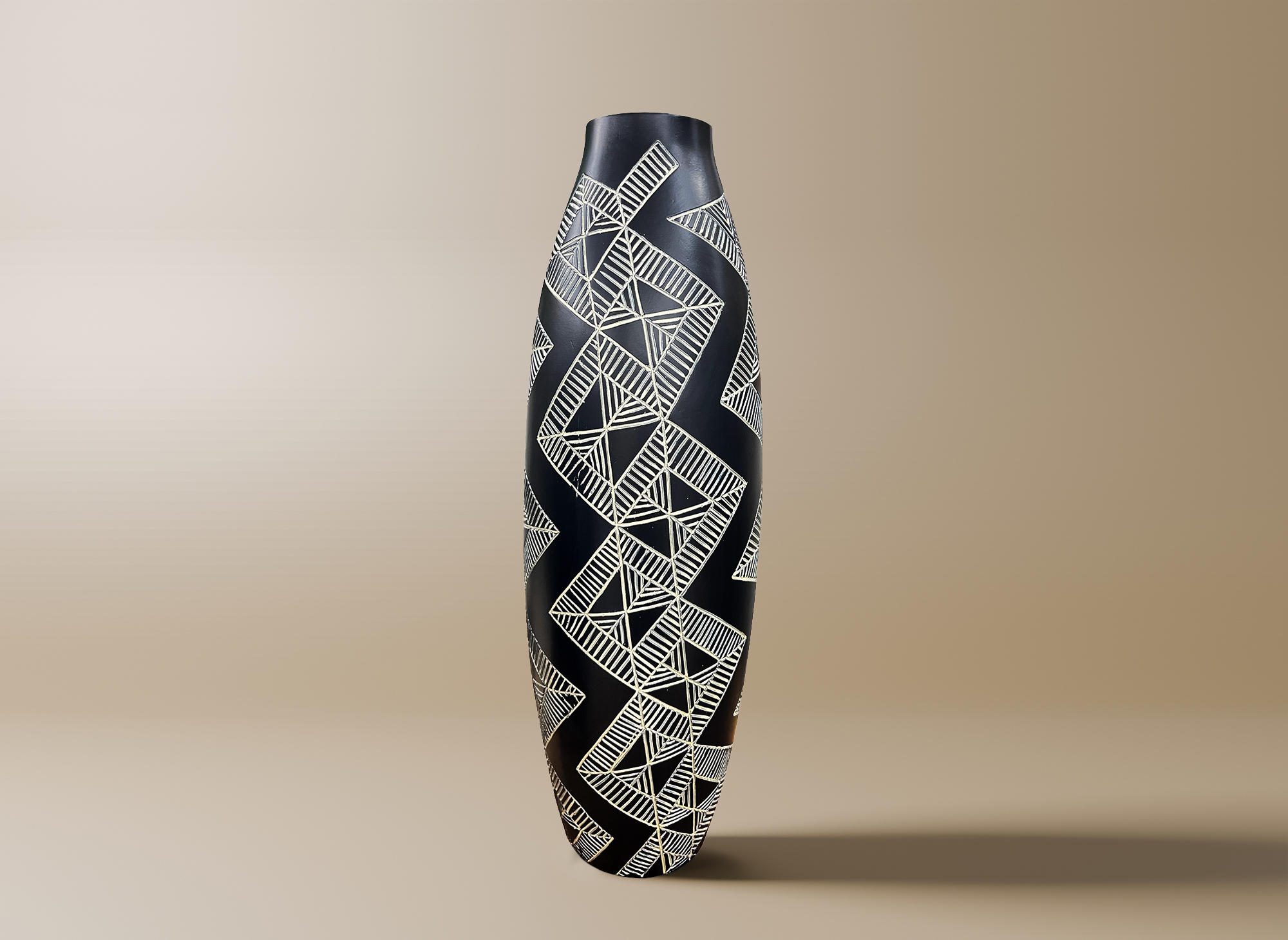 Vase ethnique en polyrésine noir et blanc H55 cm MAORI