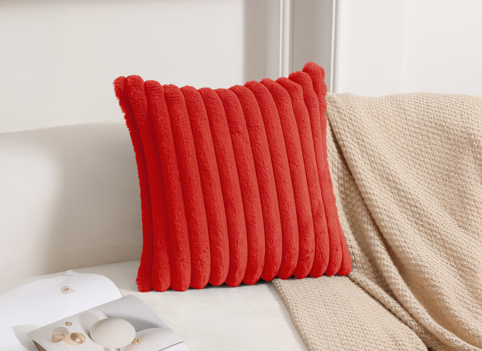 Coussin carré en velours côtelé effet fourrure rouge 45x45 cm URBAIN