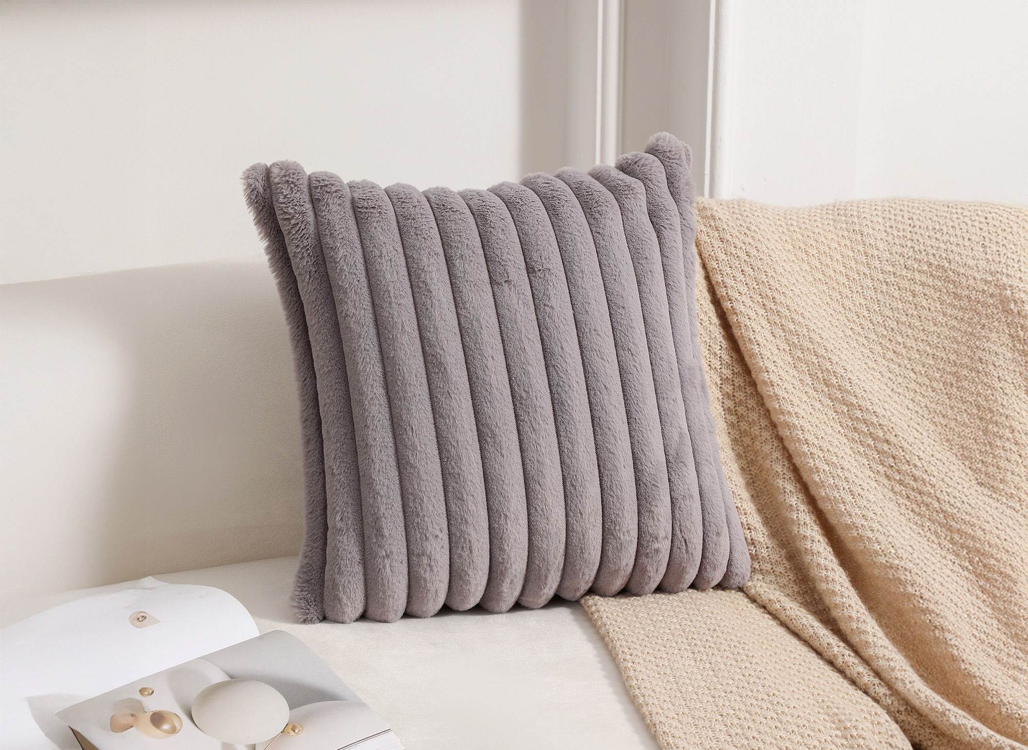 Coussin carré en velours côtelé effet fourrure gris 45x45 cm URBAIN