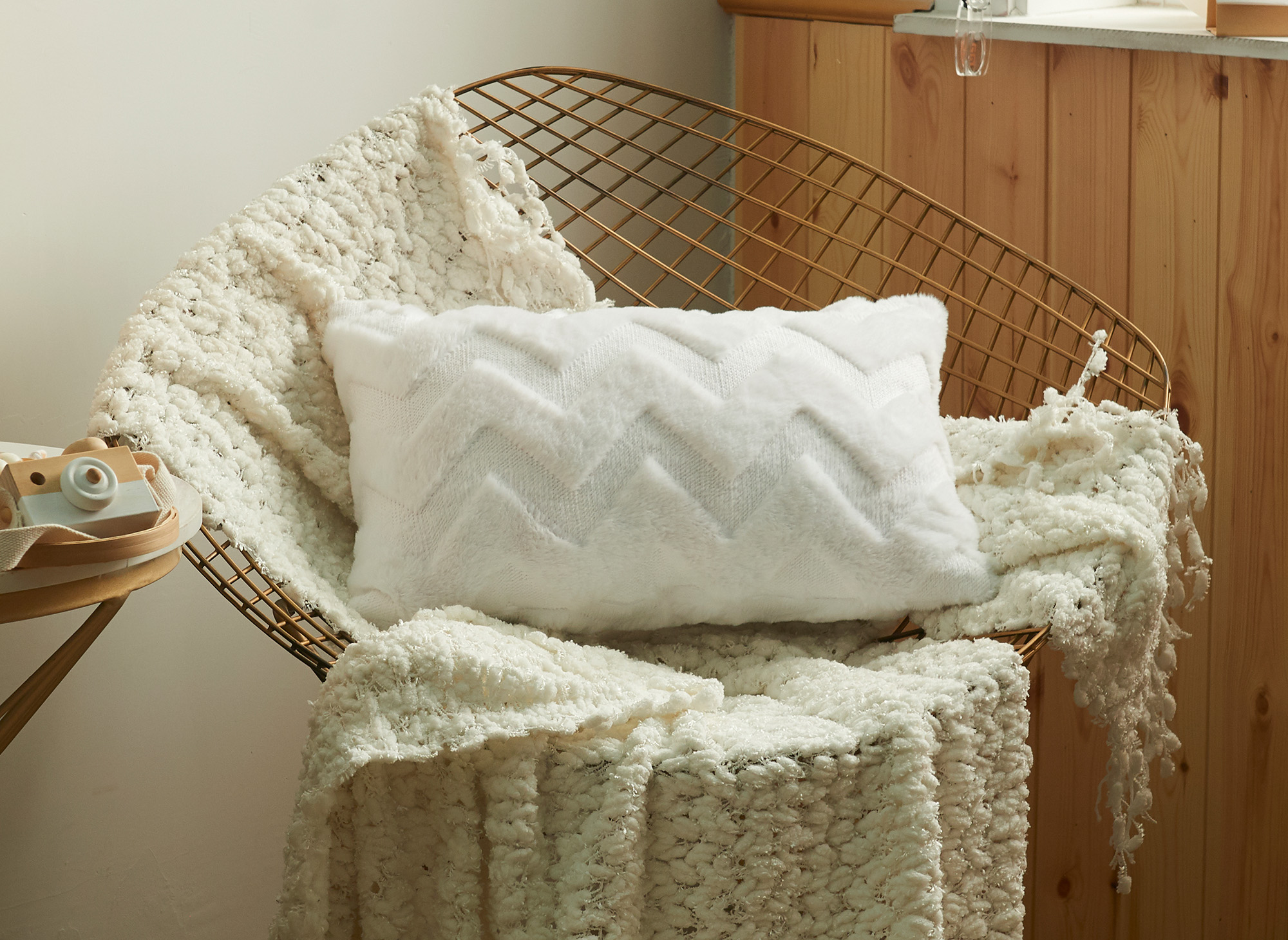 Coussin rectangulaire 50x30 cm en tissu doux motif chevron blanc HARRY