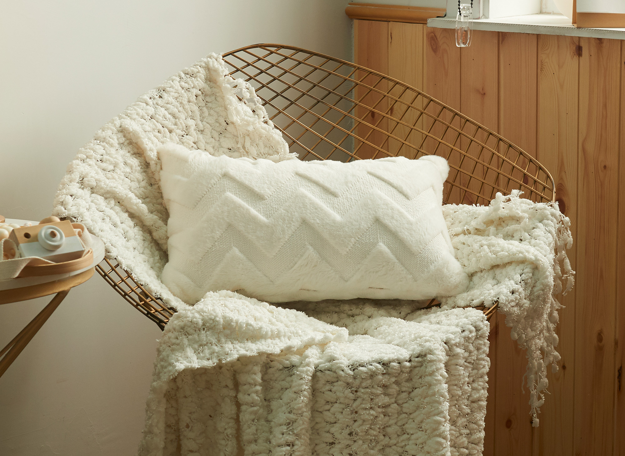 Coussin rectangulaire 50x30 cm en tissu doux motif chevron beige HARRY