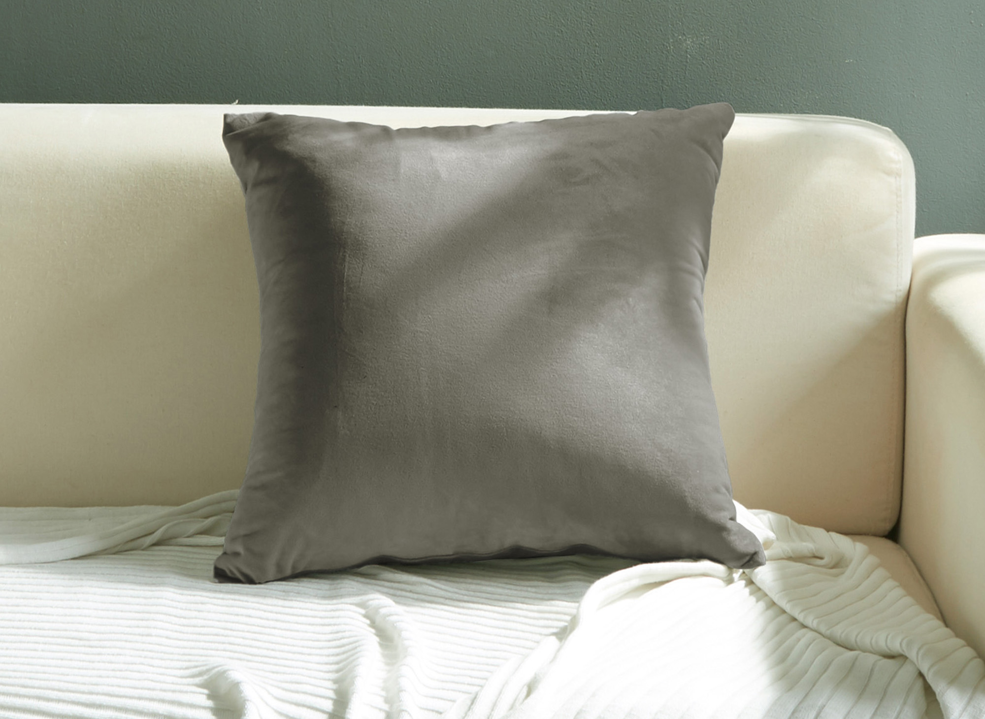 Coussin carré 45x45cm en velours gris foncé TYGA
