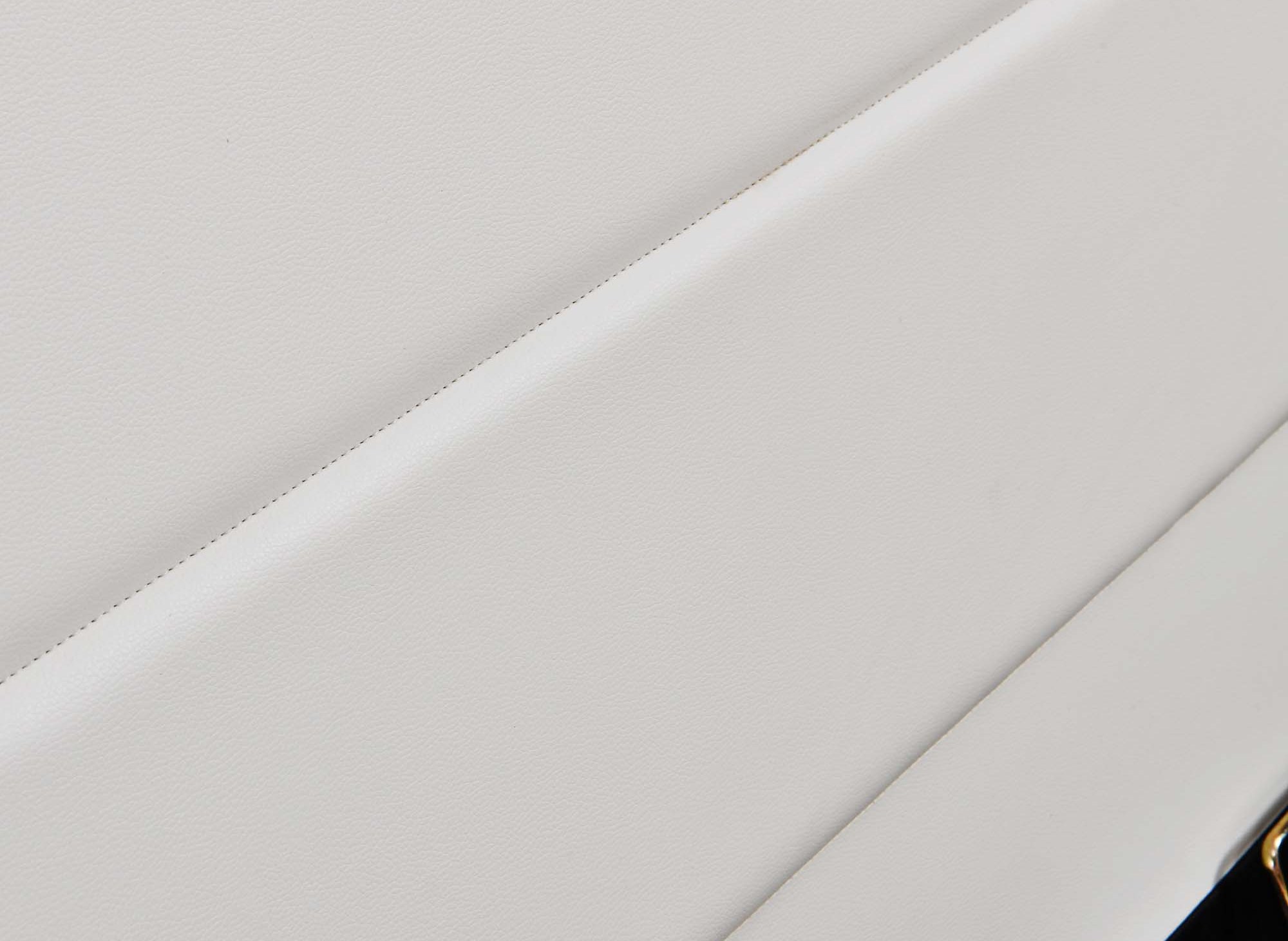 Lit coffre en simili cuir blanc avec LED 160x200 cm ELENCE