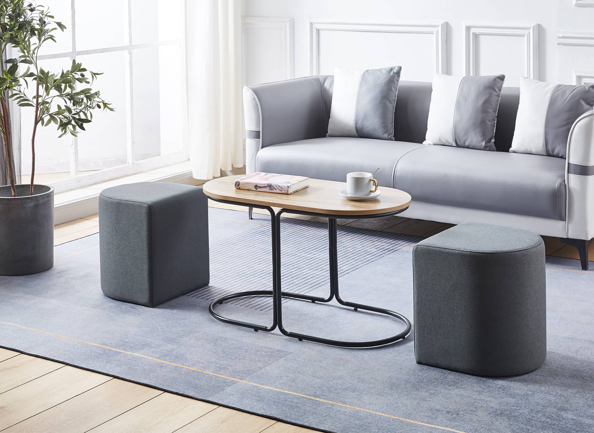 Ensemble table basse couleur bois avec 2 poufs en tissu gris foncé  JUDITH