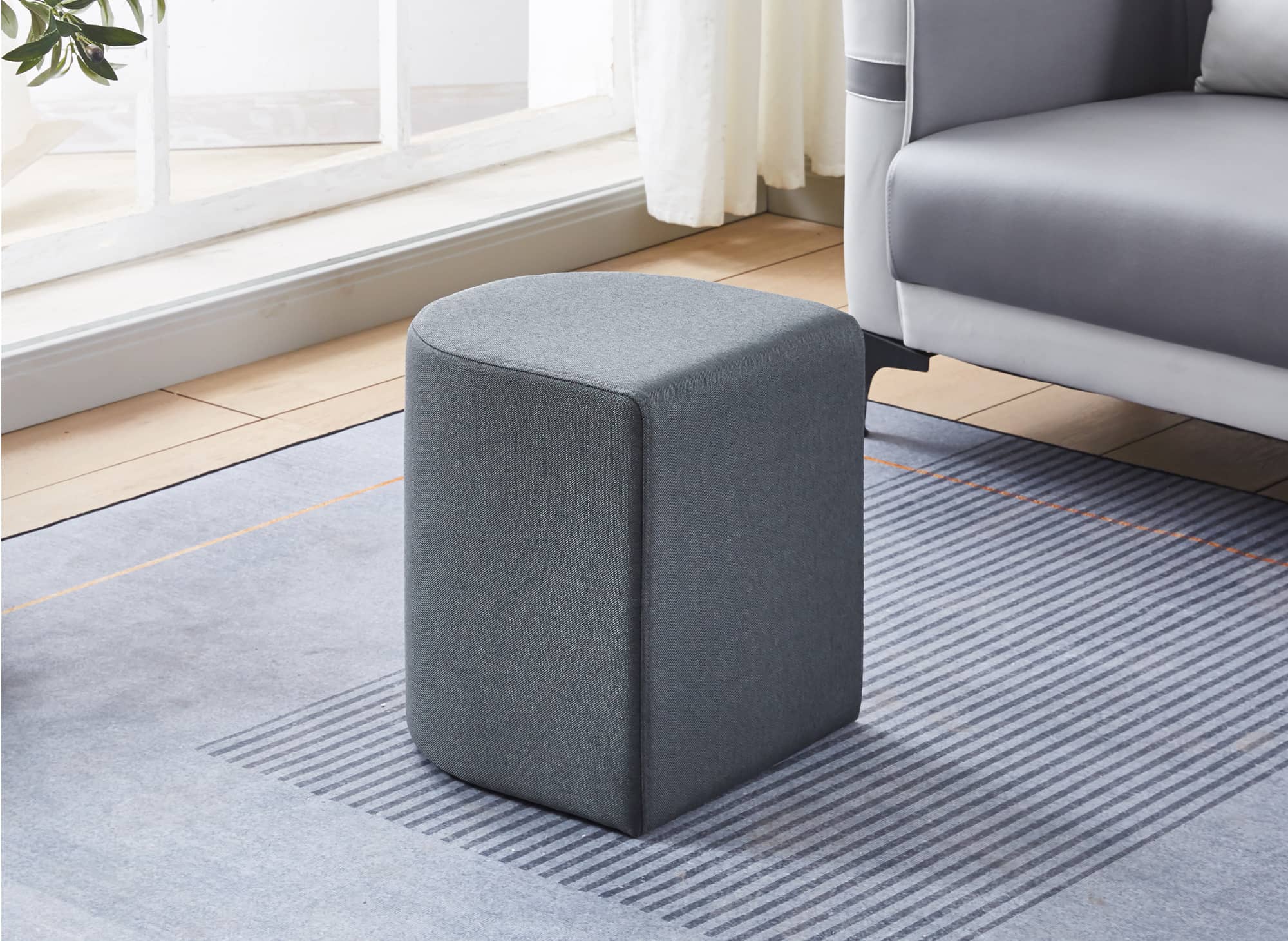 Ensemble table basse couleur bois avec 2 poufs en tissu gris foncé  JUDITH