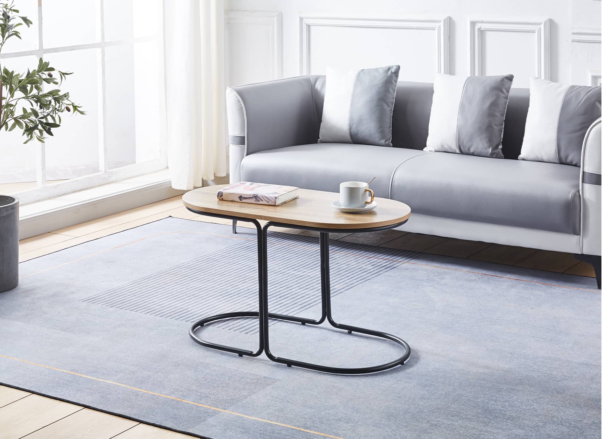Ensemble table basse couleur bois avec 2 poufs en tissu gris foncé  JUDITH
