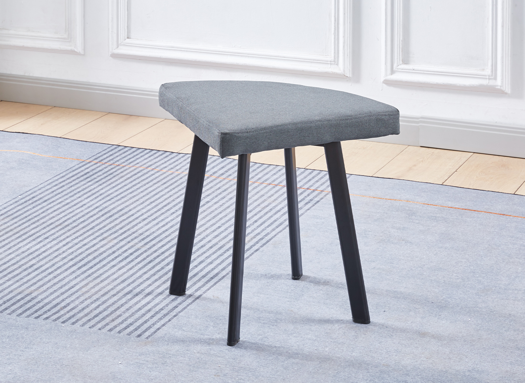Ensemble table à manger en bois gris clair avec 4 tabourets gris IRINA