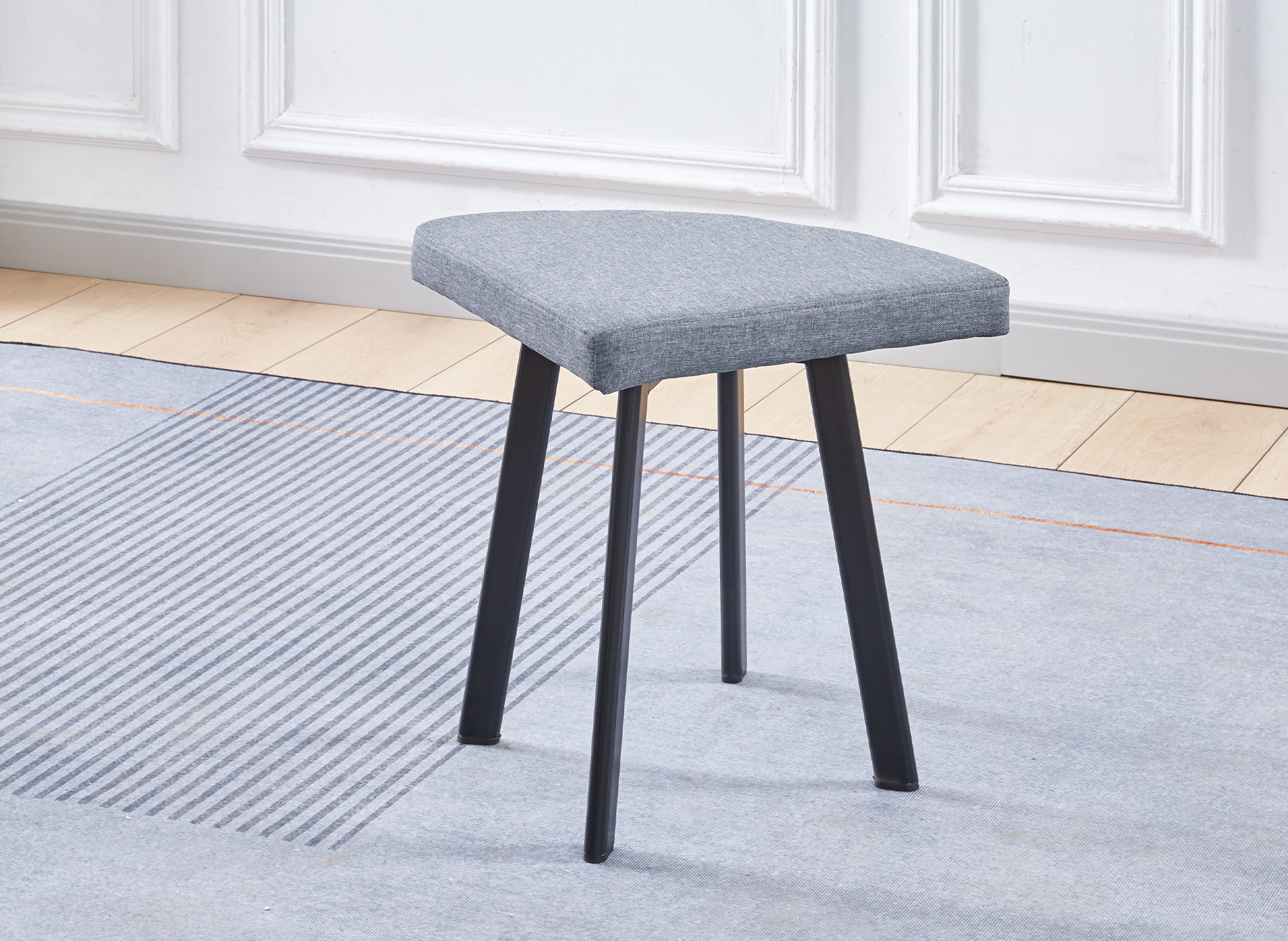 Ensemble table à manger en bois noir avec 4 tabourets gris IRINA